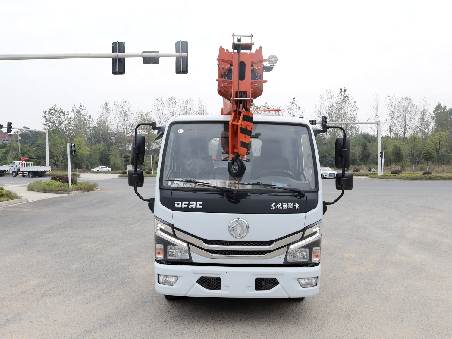 東風(fēng)多利卡D5單排5噸藍(lán)牌汽車(chē)吊